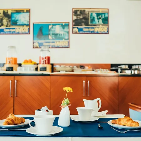 Hotell Hotel Roof 3*