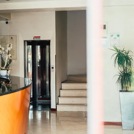 מלון Hotel Roof 3*