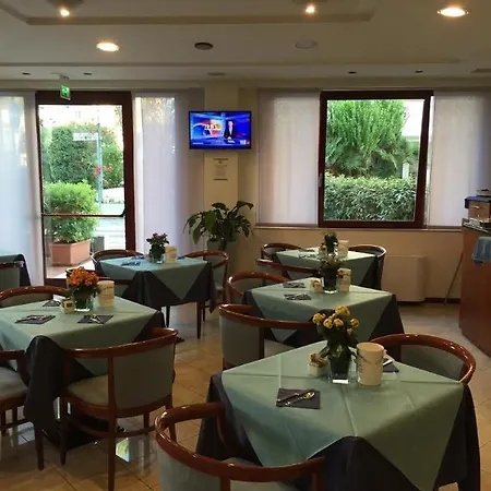 מלון Hotel Roof 3*