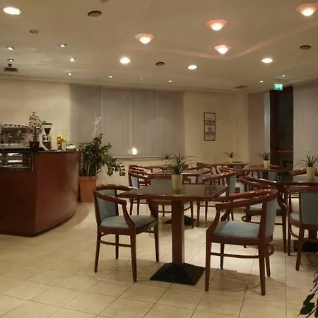 Hotel Roof מלון 3*