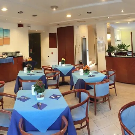 מלון Hotel Roof 3*